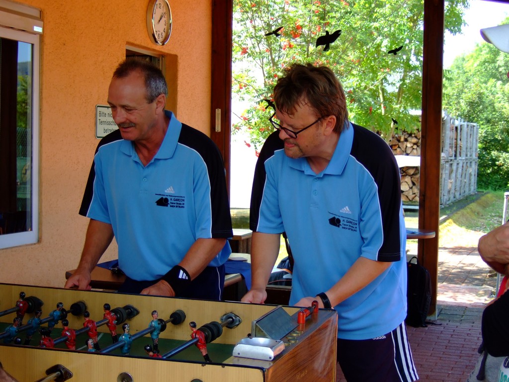 ... nach anfänglichem 1:3 Rückstand bog Wiß1 die Partie noch in einen 4:3-Sieg um und hatte einen kleinen Vorsprung vorm Tennis ...